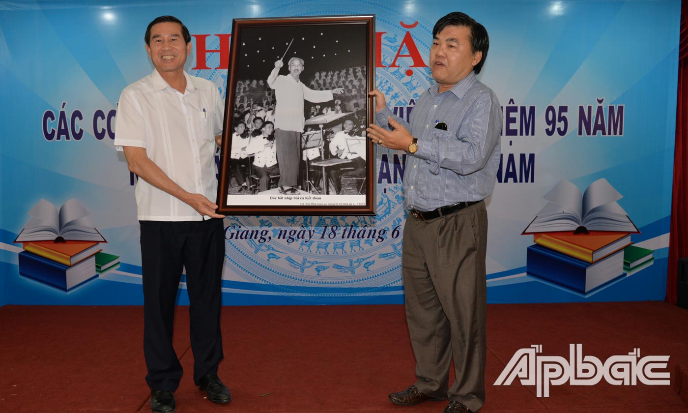 Cơ quan Thông Tấn Xã Việt Nam khu vực phía Nam cũng đã gửi tặng tỉnh Tiền Giang bức tranh lưu niệm.