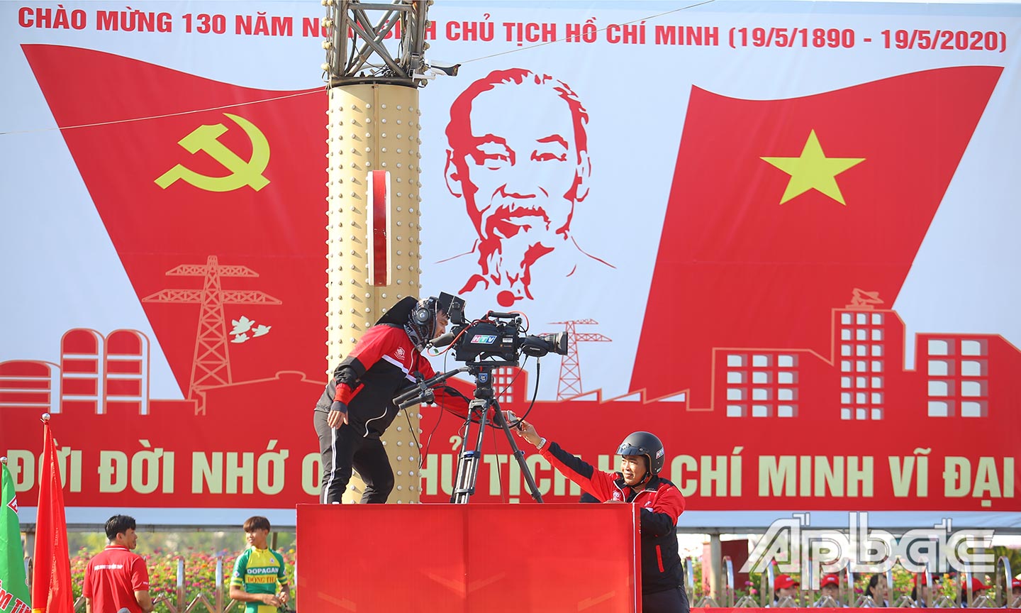 Phóng viên HTV tác nghiệp trong Cuộc đua xe đạp Cúp Truyền hình TP. Hồ Chí Minh năm 2020.	Ảnh: TUẤN LÂM