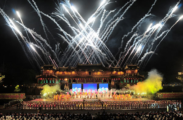 A photo of the opening ceremony at the Hue Festival 2018, which gathered 1.2 million visitors and thousands of artists. — Photo huefestival.com