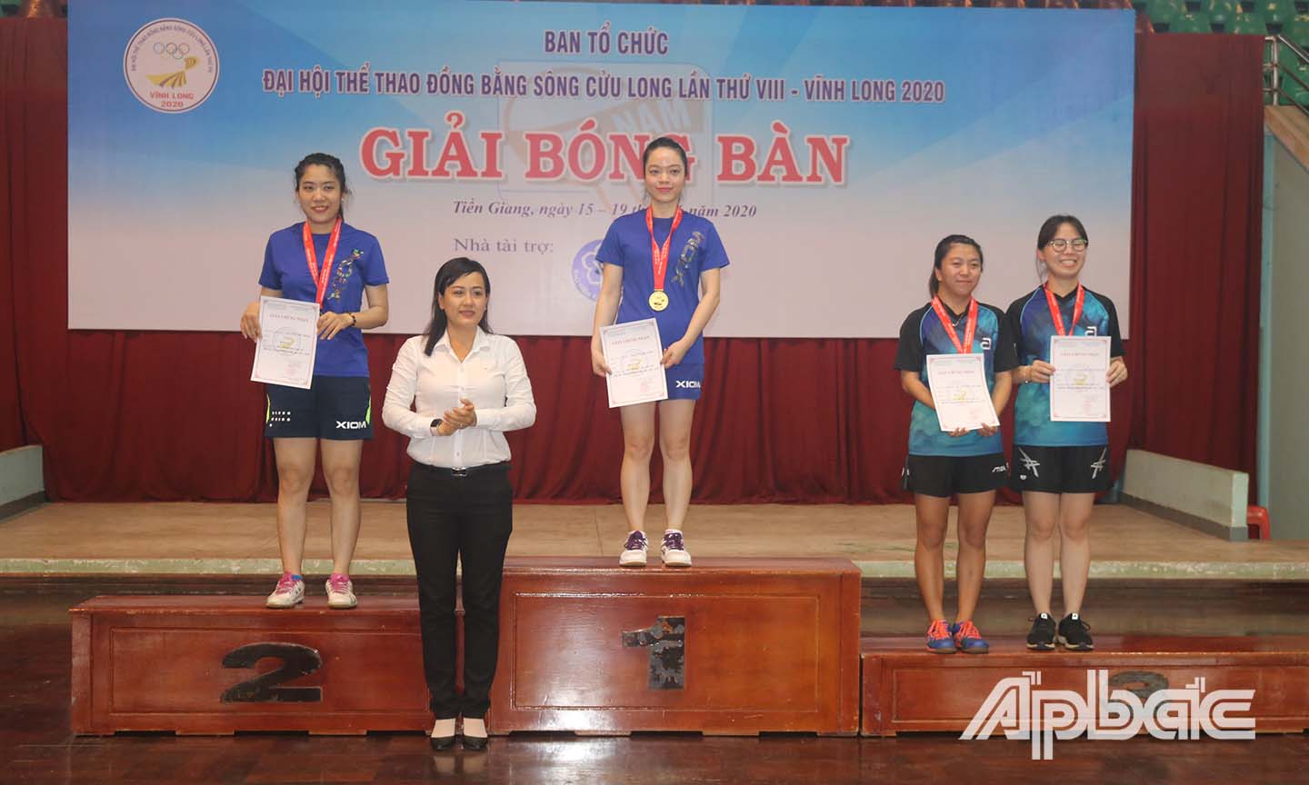 Giám đốc Sở VH-TT&DL tỉnh Tiền Giang trao huy chương cho các VĐV đạt thành tích.