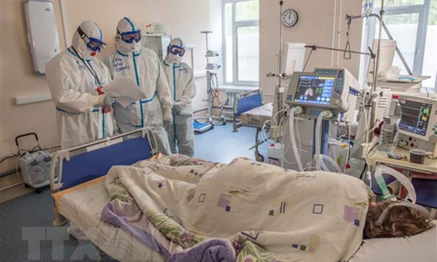 Nhân viên y tế điều trị cho bệnh nhân COVID-19 tại bệnh viện ở Tver, Nga. (Ảnh: THX/TTXVN)