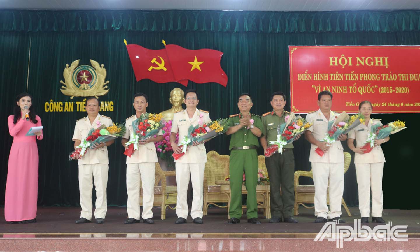 Đại tá Nguyễn Việt Hùng tặng hoa cho các các nhân, tập thể điển hình tiên tiến.