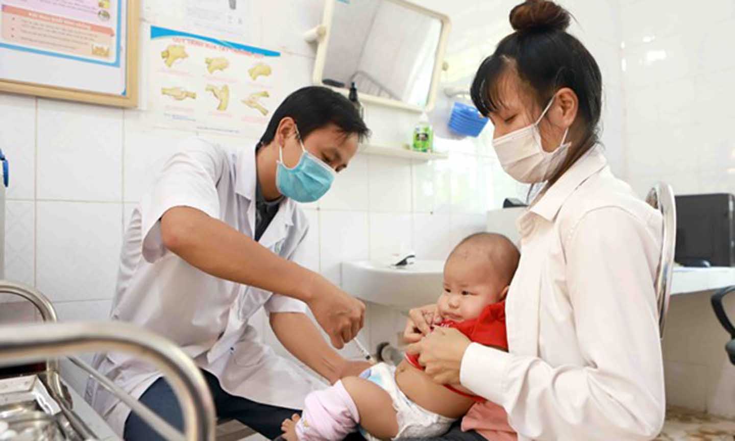Tiêm vắcxin cho trẻ. (Ảnh: Hoàng Hùng/Vietnam+) 
