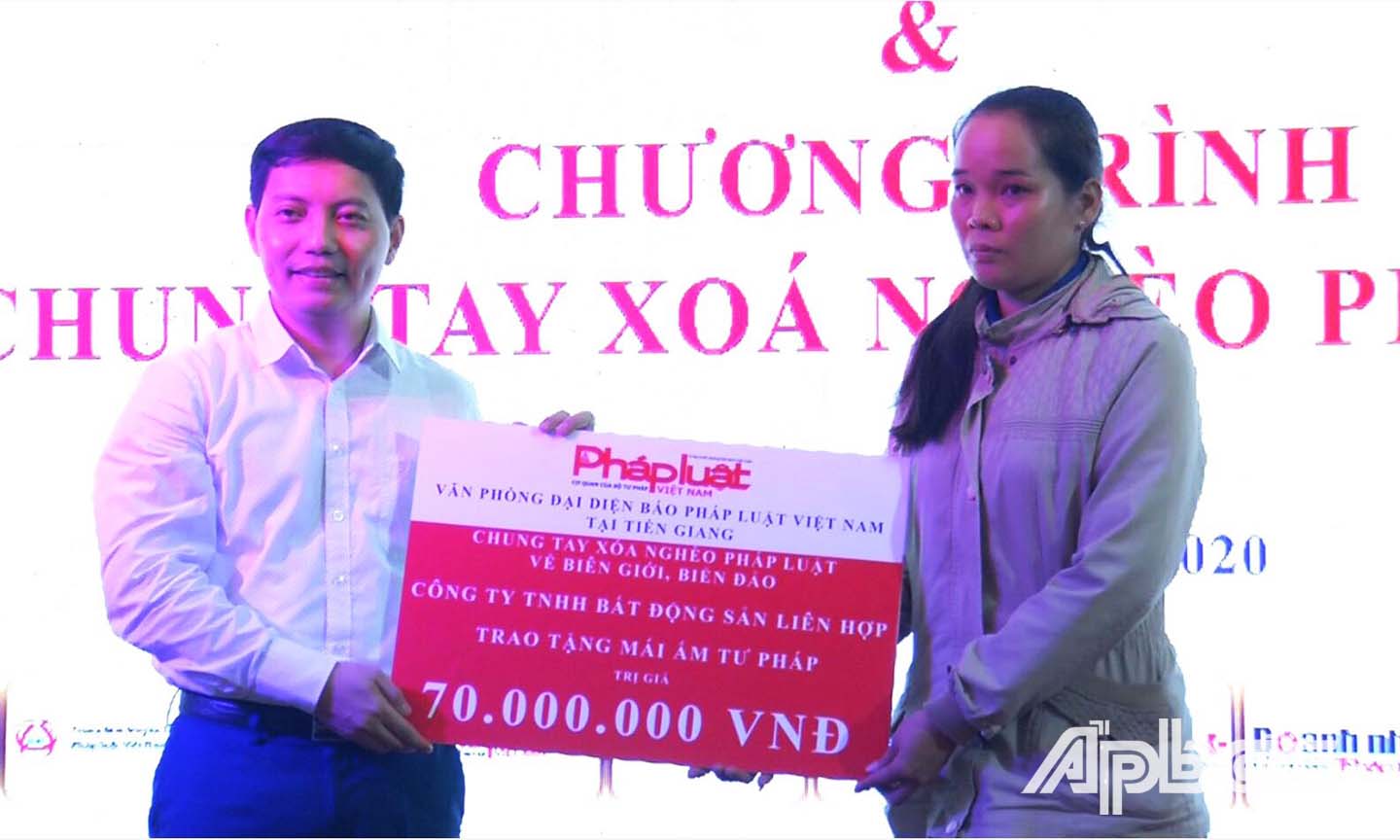 Đại diện Ban Biên tập Báo Pháp Luật Việt Nam đã tặng “Căn nhà tư pháp” cho bà Trần Như Danh