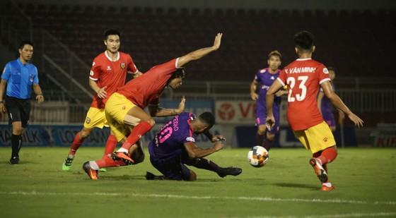 Hà Tĩnh (áo đỏ) đánh rơi chiến thắng đáng tiếc trước Sài Gòn FC.