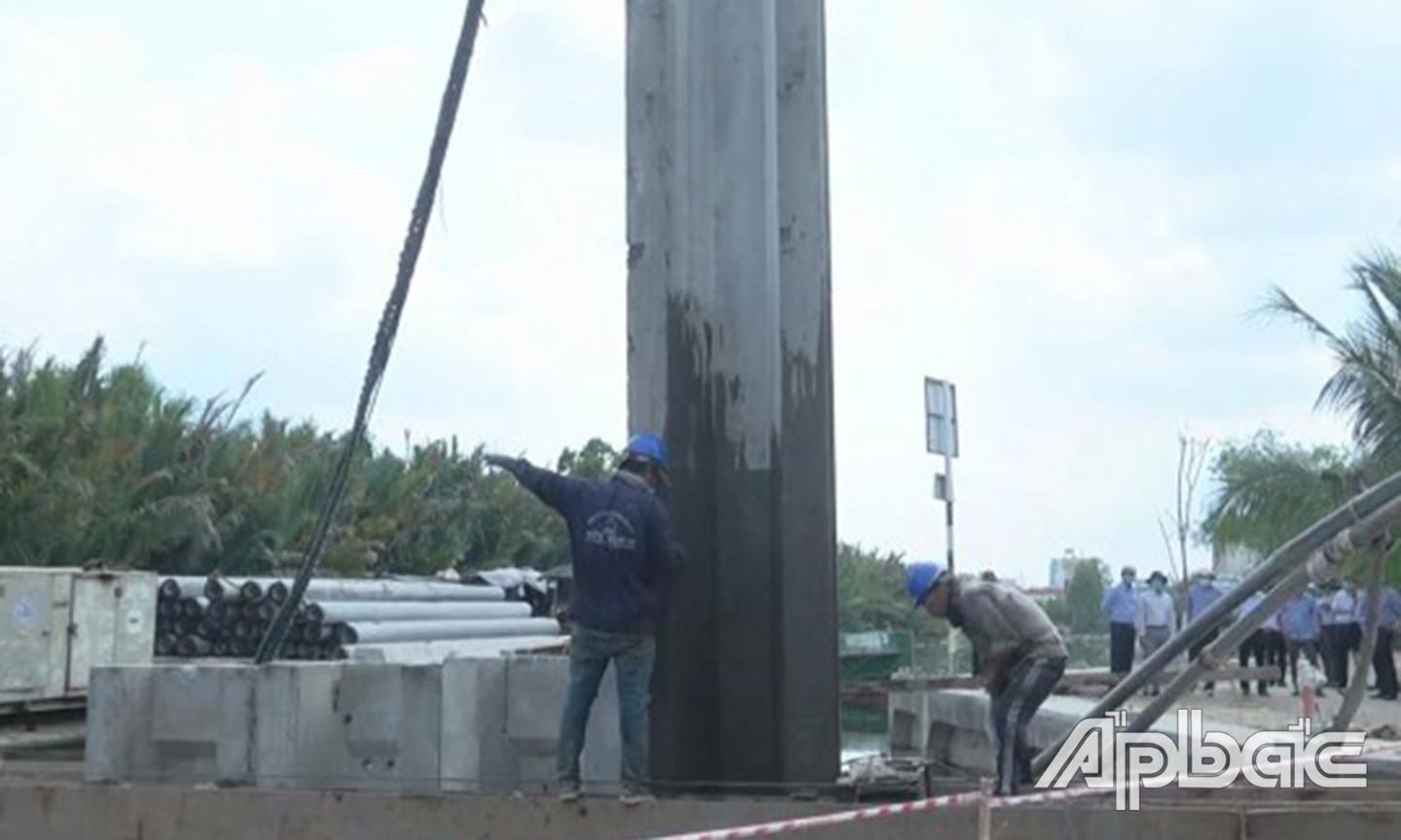 công  trình  xử lý sạt lở bờ Bắc rạch Bảo Định, thành phố Mỹ Tho với tổng chiều dài 417m, cũng đang trong giai đoạn thi công đóng cọc, công trình dự kiến hoàn thành vào tháng 9/2020.
