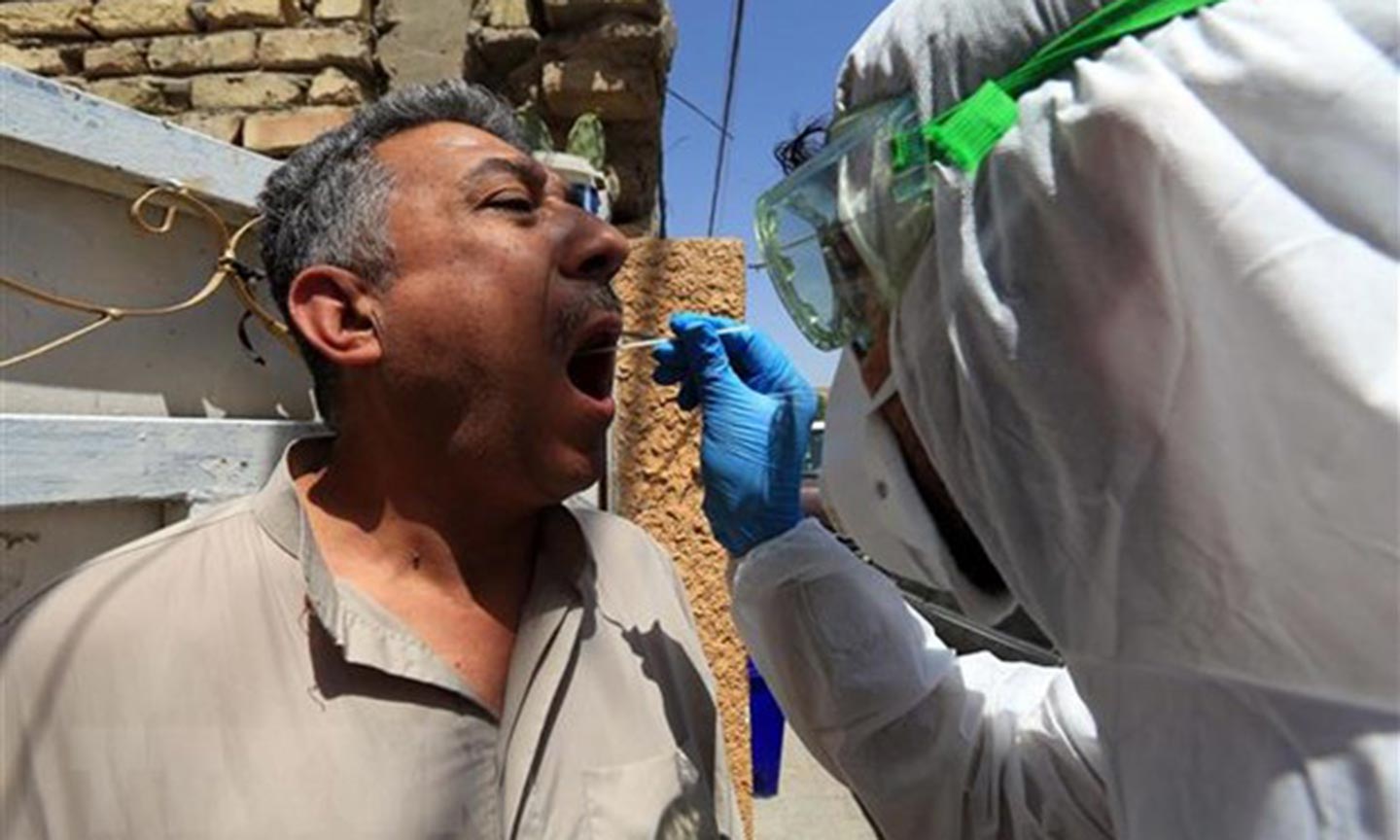 Nhân viên y tế lẫy mẫu xét nghiệm COVID-19 tại Baghdad, Iraq. (Nguồn: THX/TTXVN)