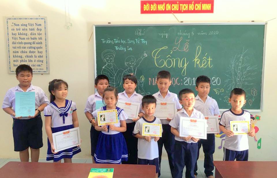 Học sinh được nhận thưởng trong buổi Lễ tổng kết năm học 2019 - 2020 tại Trường Tiểu học xã Song Tử Tây