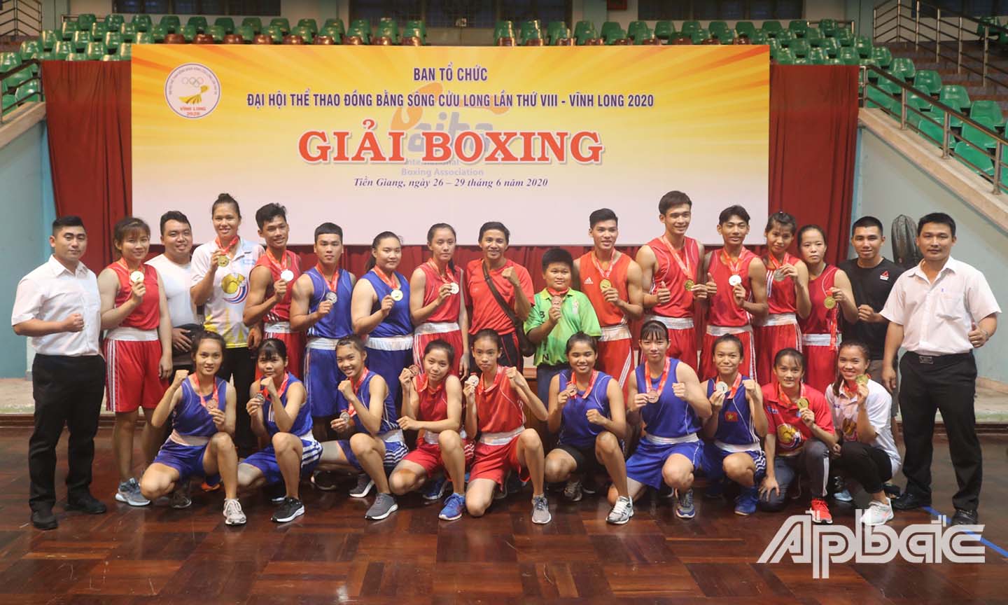 Đội Boxing Tiền Giang đoạt hạng Nhất toàn đoàn với 9 HCV, 8 HCB và 5 HCĐ.