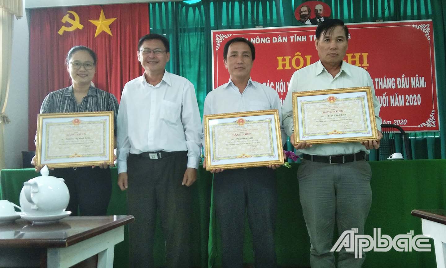 Đồng Chí Đỗ Tấn Hùng trao bằng khen của UBND tỉnh cho các cá nhân có thành tích trong công tác từ năm 2018-2019.