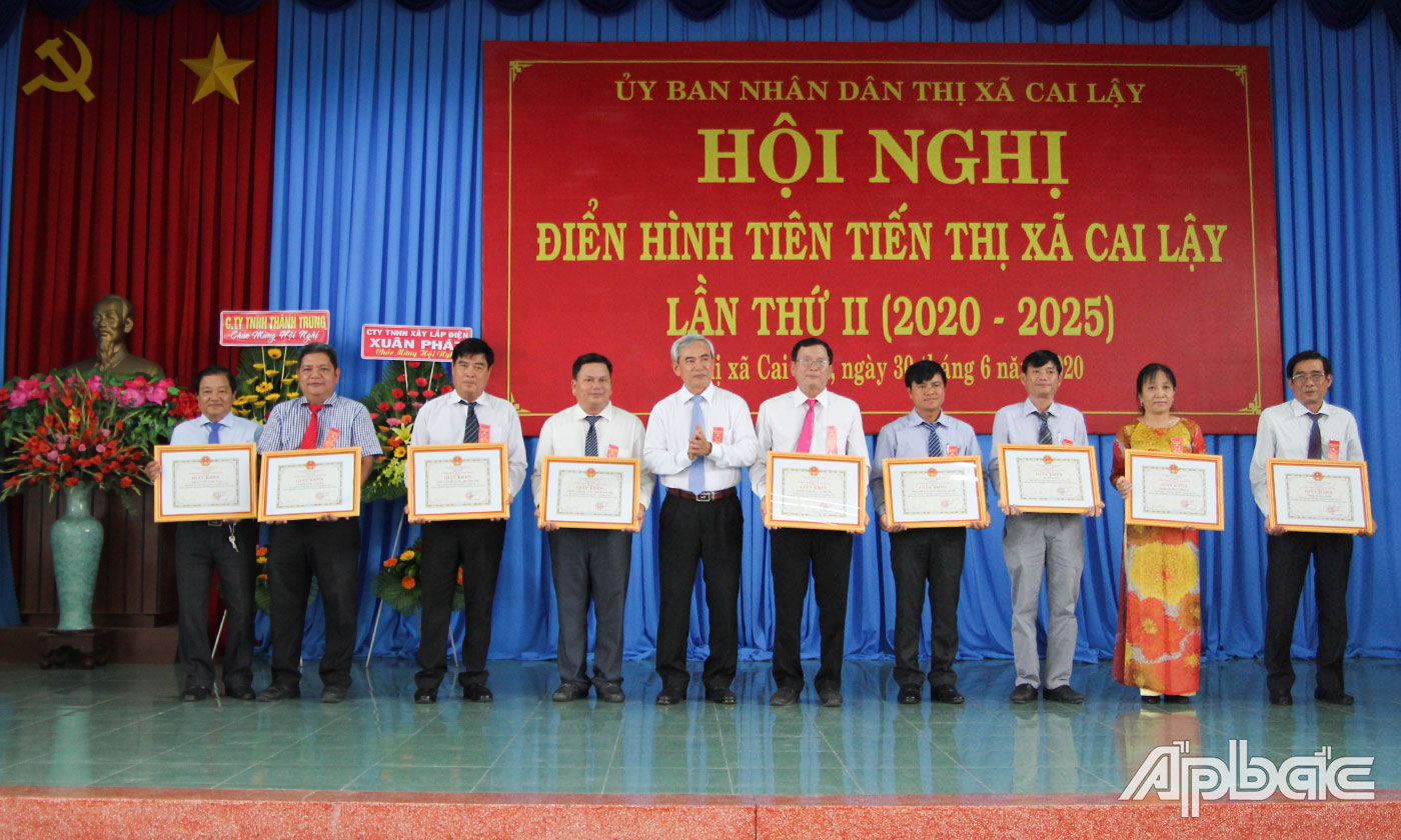 Đồng chí Hà Thanh Hữu trao Giấy khen cho các tập thể có thành tích điển hình tiên tiến trong phong trào thi đua giai đoạn 2015 - 2020.