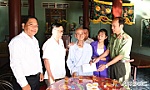 Đại tá Nguyễn Văn Nhựt thăm, tặng quà gia đình chính sách