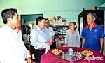 Đồng chí Nguyễn Ngọc Trầm thăm gia đình chính sách