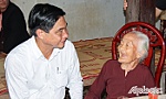 Đồng chí Nguyễn Văn Nhã thăm, tặng quà gia đình chính sách tại huyện Cai Lậy