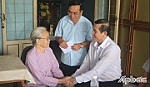 Đồng chí Lê Văn Hưởng thăm, tặng quà gia đình chính sách ở thị xã Gò Công