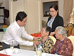 Tiễn 7 Bà mẹ Việt Nam Anh hùng đi dự họp mặt tại thủ đô