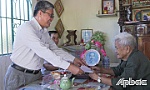 Lãnh đạo huyện Cai Lậy thăm, tặng quà gia đình chính sách xã Hội Xuân
