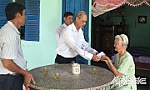 Lãnh đạo huyện Tân Phước thăm, tặng quà gia đình chính sách