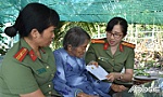 Hội Phụ nữ Công an tỉnh Tiền Giang thăm, tặng quà Mẹ Việt Nam Anh hùng