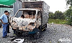 Xe tải bất ngờ bốc cháy trong đêm