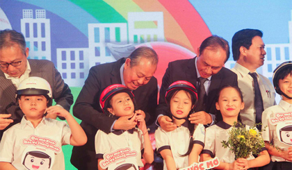 Phó Thủ tướng Thường trực trao tặng mũ bảo hiểm cho học sinh lớp 1