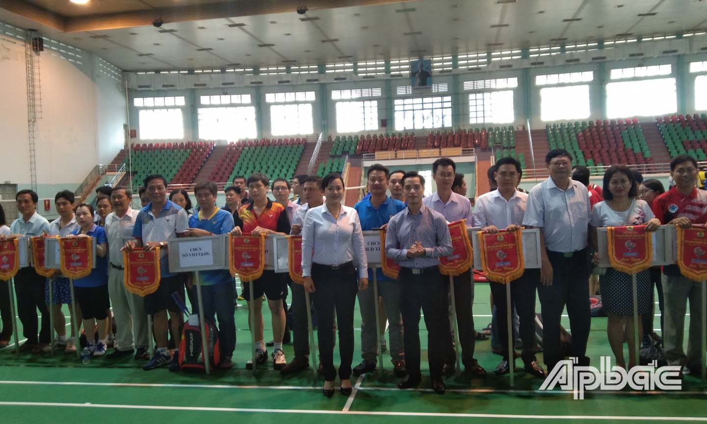Ban Tổ chức trao cờ lưu niệm cho các đơn vị tham gia giải đấu.