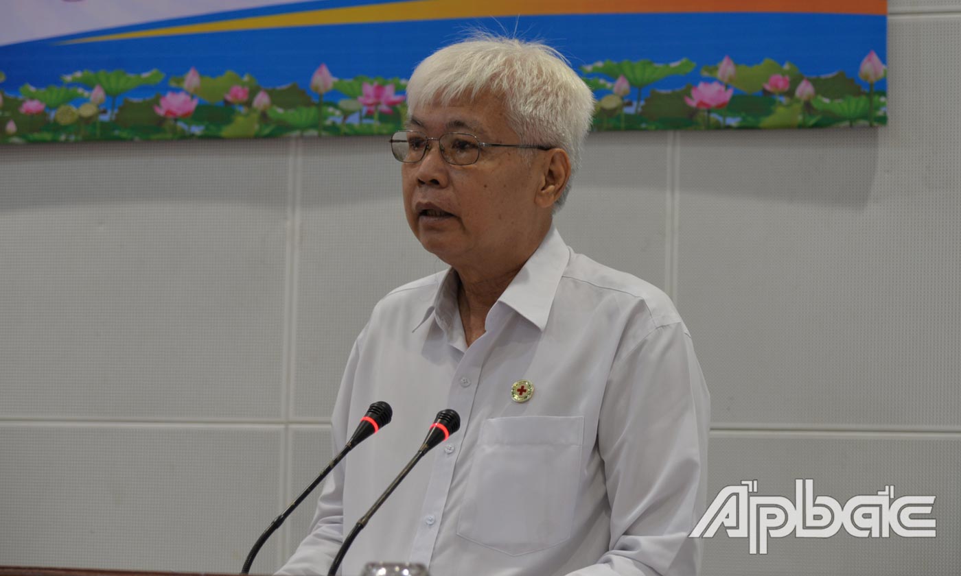 Chù tịch Hội Chữ thập đỏ tỉnh Tiền Giang, Cụm trưởng Võ Văn Láng phát biểu tại hội nghị.