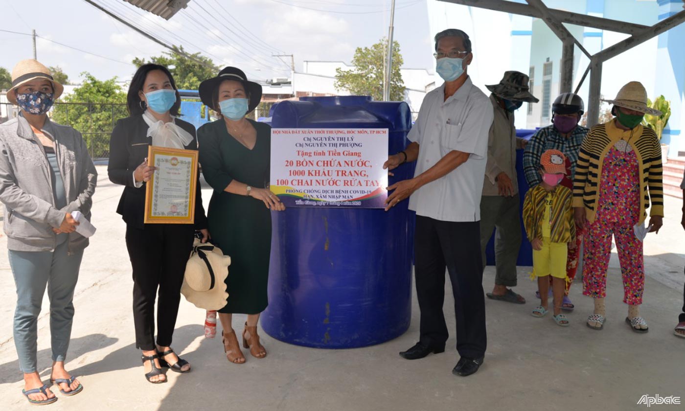 MTTQ tỉnh vận động trao bồn nước cho người dân huyện Gò Công Đông.