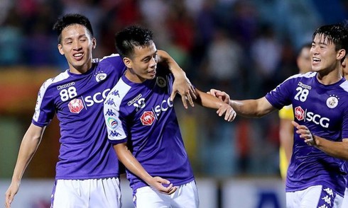 The announcement on Van Quyet’s (C) goal comes after a competition was held with the public voting on the five best acrobatic goals scored during the AFC Cup.