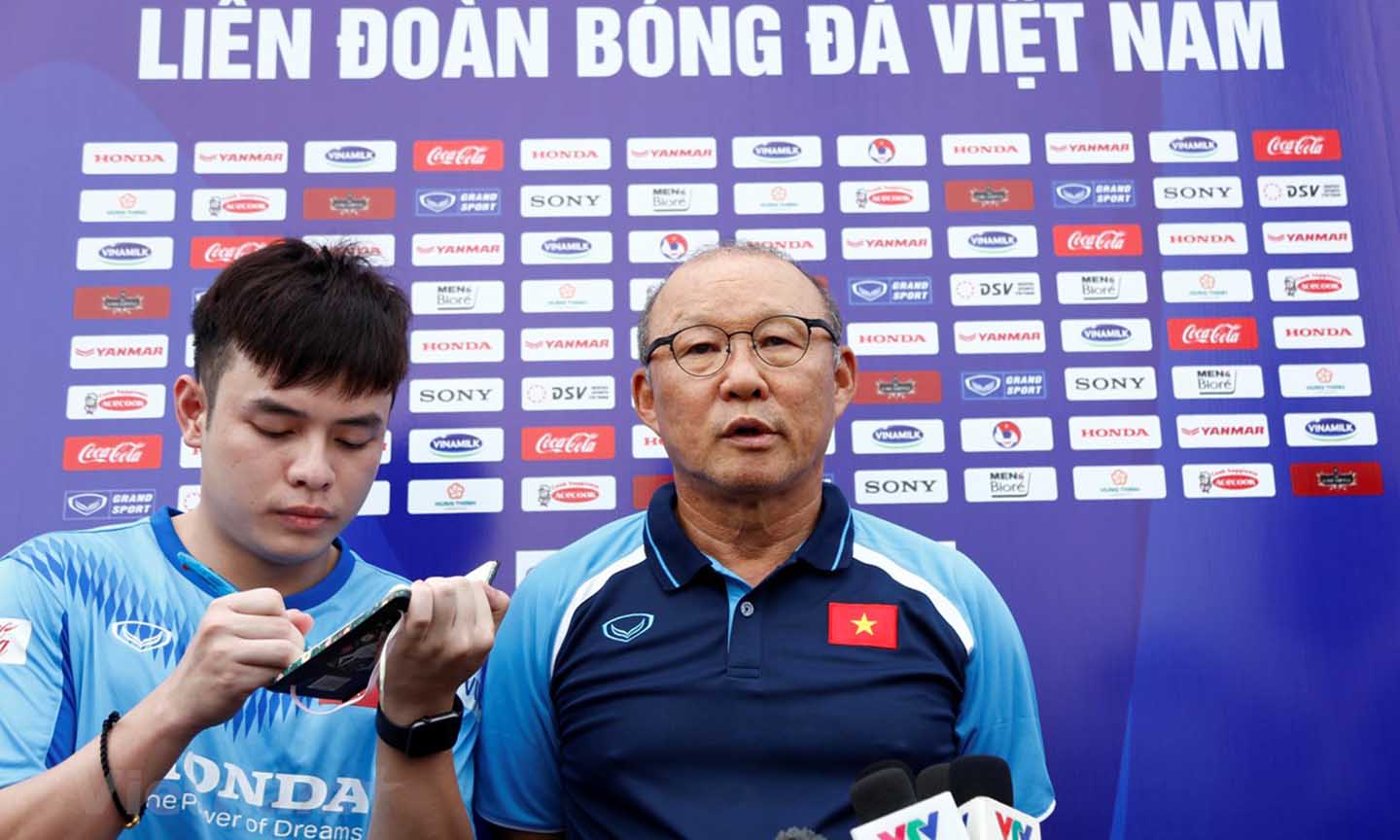 Huấn luyện viên Park Hang-seo trả lời phỏng vấn báo chí chiều 2/7. (Ảnh: Phương Linh/Vietnam+)