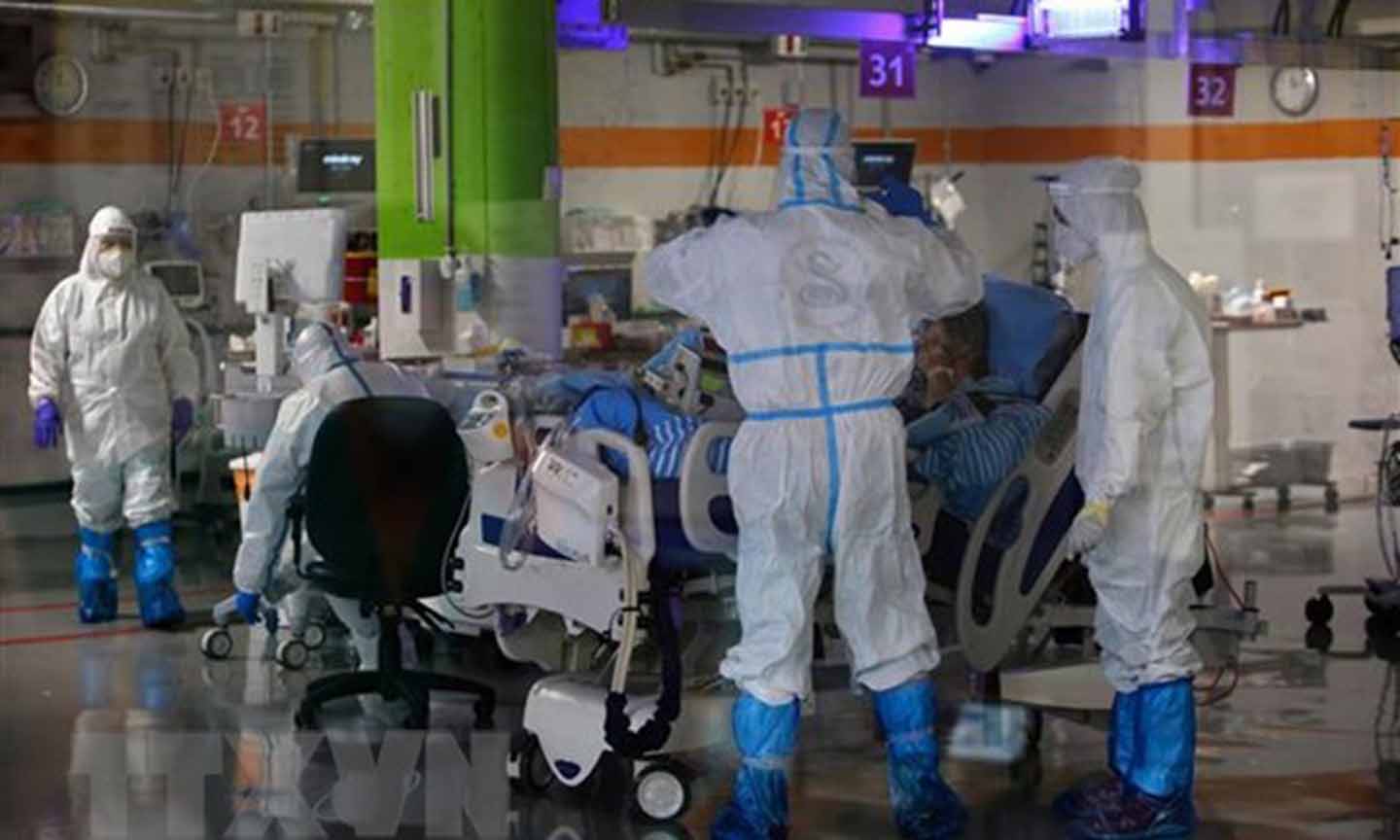 Nhân viên y tế chăm sóc bệnh nhân COVID-19 tại Trung tâm y tế Sheba ở Ramat Gan, gần Tel Aviv, Israel ngày 30/6/2020. (Nguồn: AFP/TTXVN)
