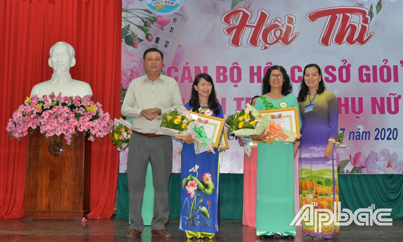 Trao giải nhất cho 2 thí sinh Nguyễn Thị Loan và Trần Thị Tám.