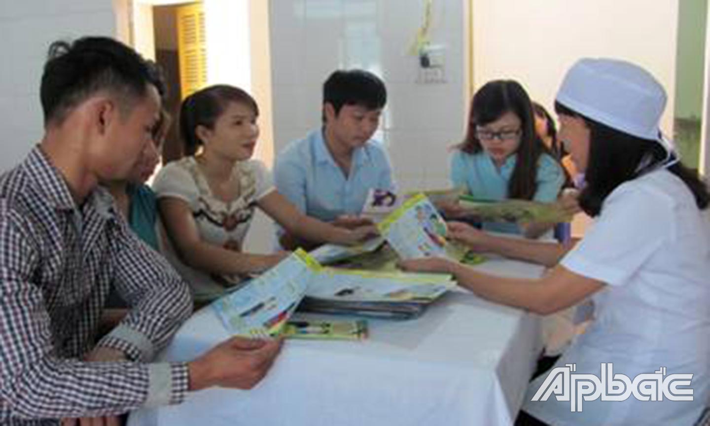 Tư vấn sức khỏe tiền hôn nhân tại một trạm y tế thuộc huyện Tân Phú Đông