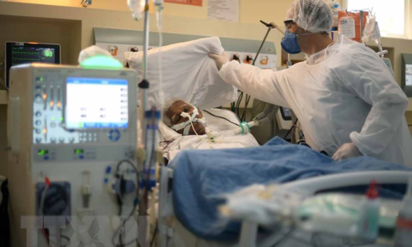 Nhân viên y tế chăm sóc bệnh nhân COVID-19 tại bệnh viện ở Niteroi, Rio de Janeiro, Brazil, ngày 22/6/2020. (Nguồn: AFP/TTXVN)