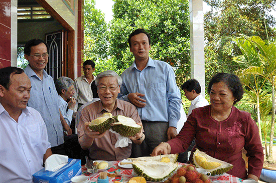 Chủ tịch Quốc hội Nguyễn Phú Trọng cùng đồng chí Trần Thị Kim Cúc đến thăm vùng chuyên canh sầu riêng (Ngũ Hiệp - Cai Lậy).