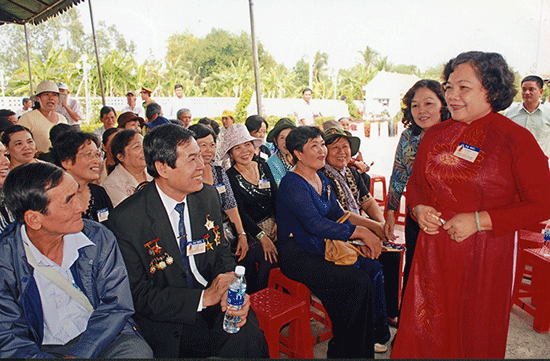 Nguyên Bí thư Tỉnh ủy Trần Thị Kim Cúc tại buổi họp mặt Cựu Thanh niên xung phong giải phóng miền nam đơn vị Ấp Bắc.