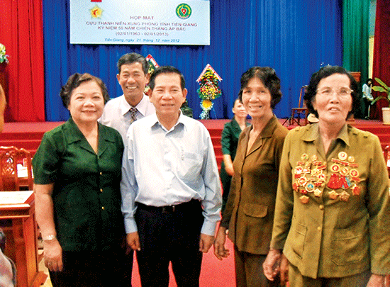 Nguyên Chủ tịch nước Nguyễn Minh Triết cùng các cựu thanh niên xung phong tại Lễ kỷ niệm 50 năm Chiến thắng Ấp Bắc.
