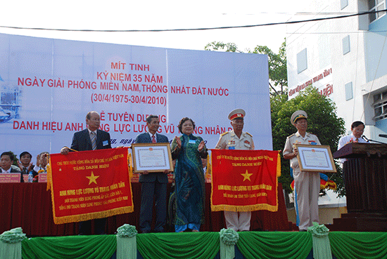 . Nguyên Bí thư Tỉnh ủy Trần Thị Kim Cúc thừa ủy quyền của Chủ tịch nước CHXHCN Việt Nam trao tặng danh hiệu Anh hùng lực lượng vũ trang nhân dân cho lực lượng Thanh niên xung phong Ấp Bắc năm 2010.