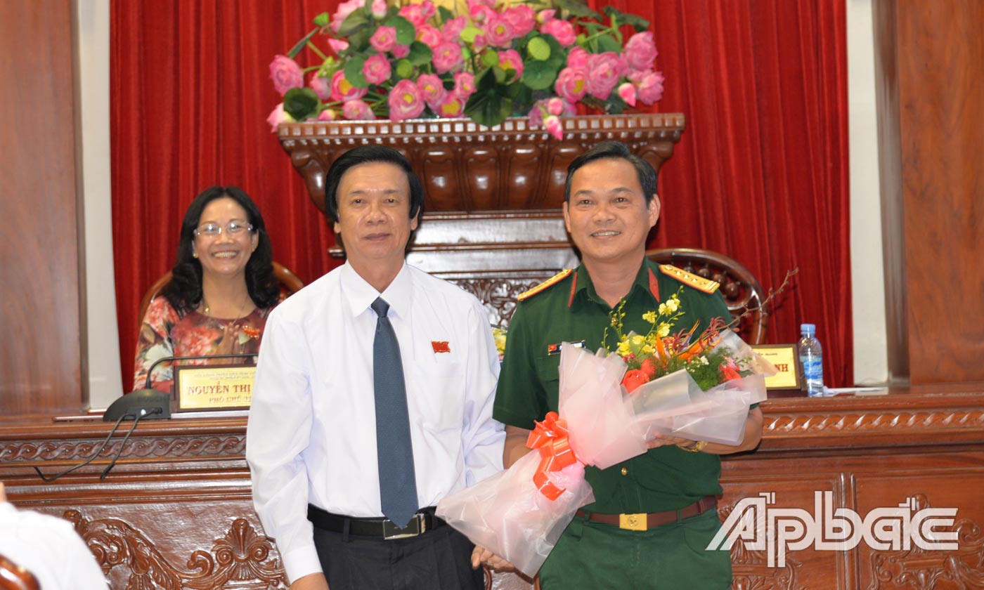 Đồng chí Nguyễn Văn Danh tặng hoa chúc mừng đồng chí Phạm Văn Thanh.