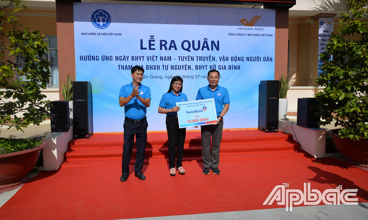 Lãnh đạo các ngân hàng trao biểu tượng trưng số tiền ủng hộ cho BHXH Tiền Giang nhận 