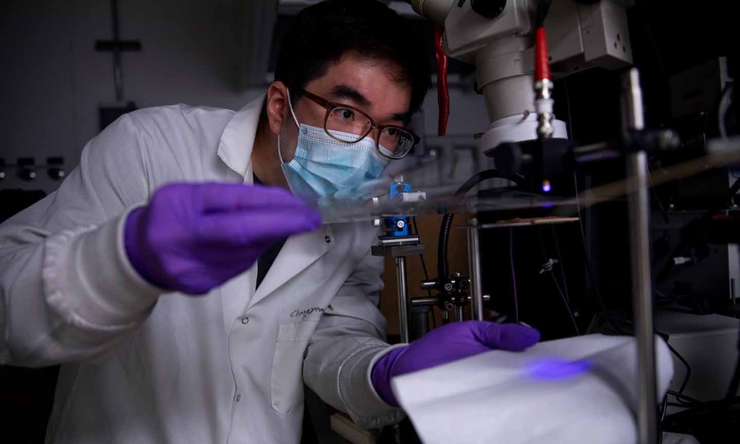 Changyeong Jeong, một sinh viên tốt nghiệp ngành Kỹ thuật điện và Khoa học máy tính, đang phát triển nhựa dẫn điện tại Đại học Michigan. Ảnh: Đại học Michigan. 