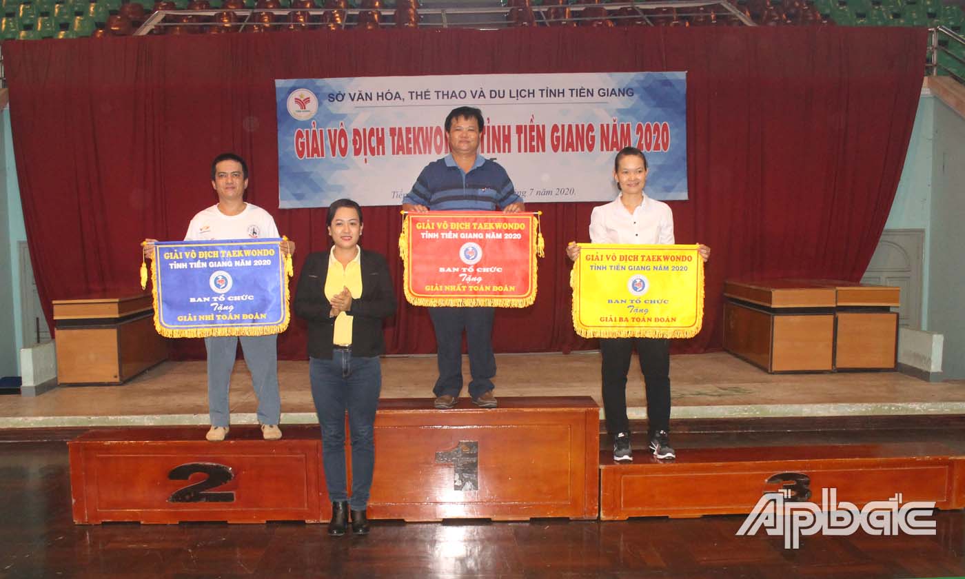 Phó Giám đốc Sở VH-TT&DL Nguyễn Thị Kim Chi trao thưởng cho các đơn vị đoạt danh hiệu toàn đoàn.