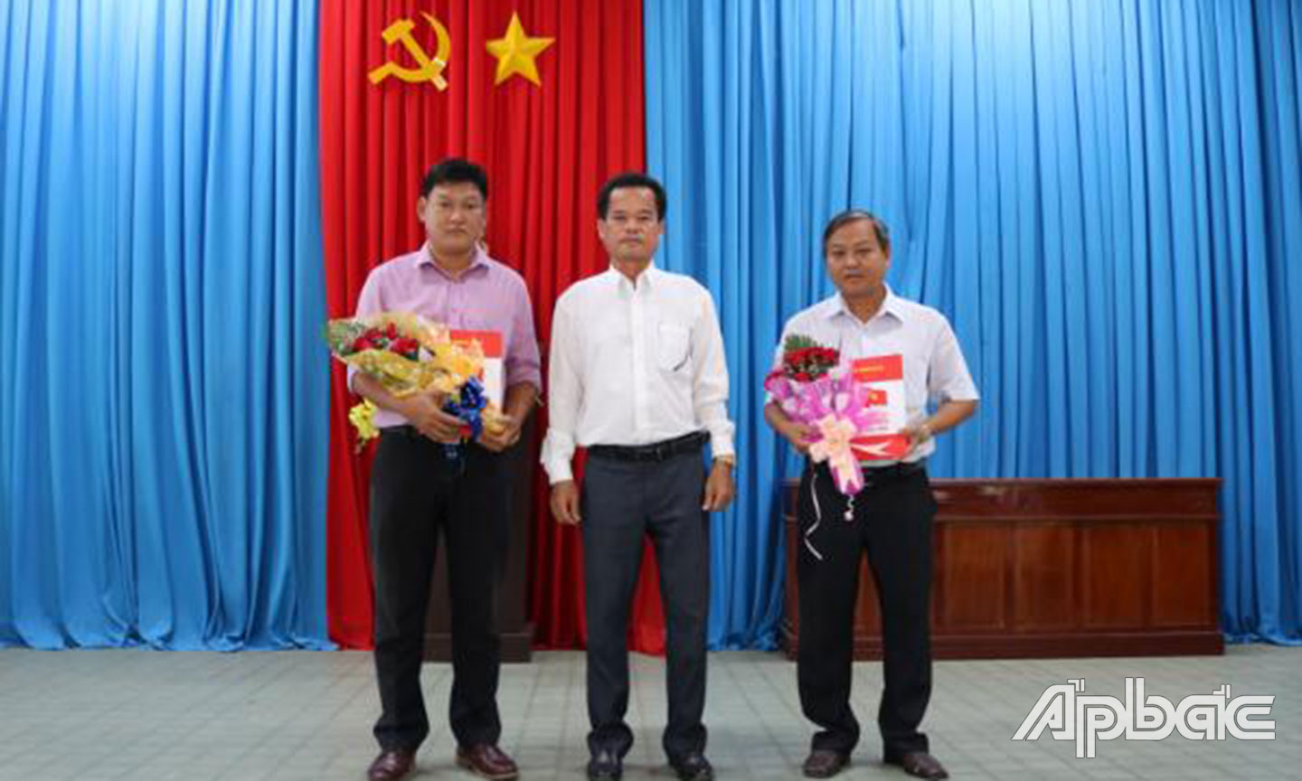 Ông Trương Văn rất – PBT TT HU trao quyết định điều động cán bộ. 