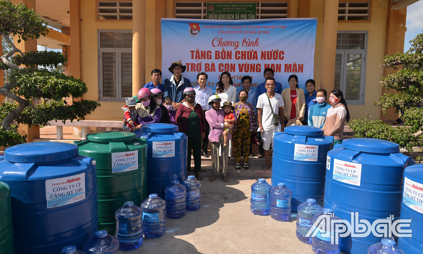 Đoàn khối phối hợp Chi đoàn Báo Ấp Bắc thực hiện Chương trình Tặng bồn nước cho bà con vùng hạn, mặn ở huyện Tân Phú Đông.