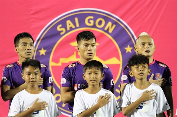 Midfielder Huynh Tan Tai (centre) is among four players Sai Gon FC coach Vu Tien Thanh believes are ready for the national team. — Photo laodong.vn