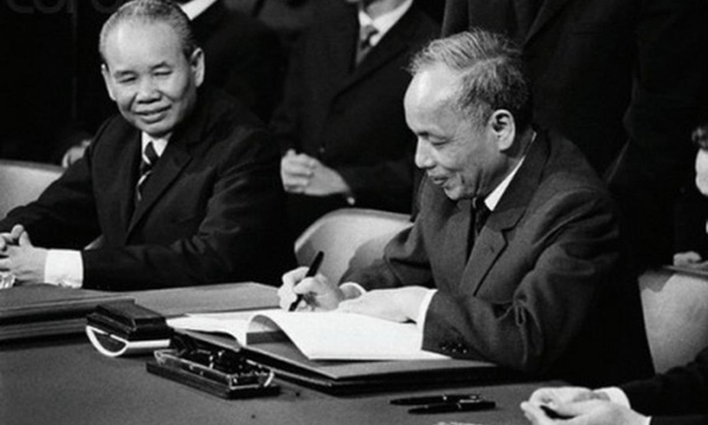 Đồng chí Nguyễn Duy Trinh ký Hiệp định Paris năm 1973.