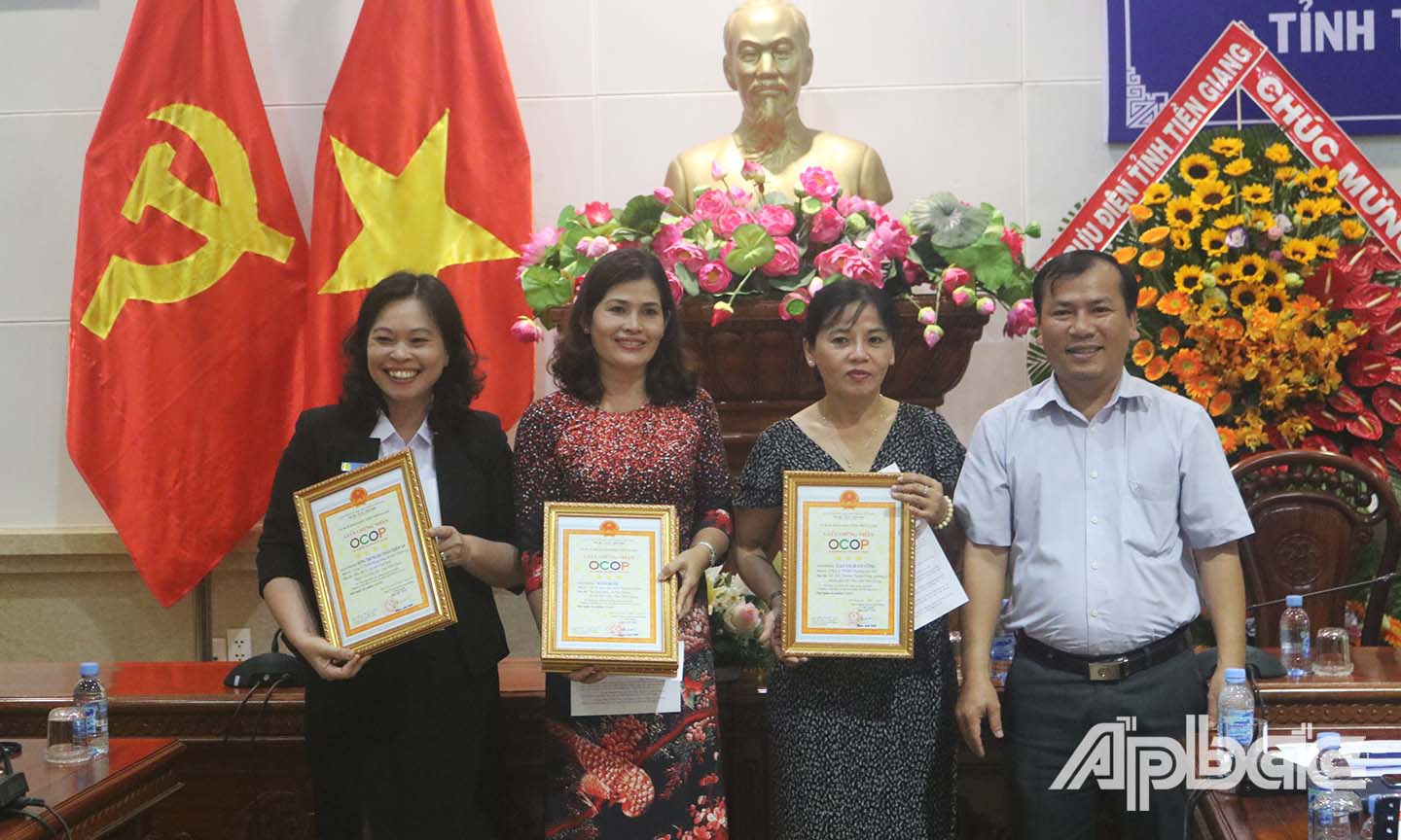 Phó Giám đốc Sở NN&PTNT Trần Hoàng Nhật Nam trao giấy chứng nhận cho các cơ sở sản xuất.