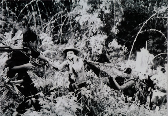 TNXP Giải phóng miền Nam chuyển thương binh qua núi rừng Trường Sơn.