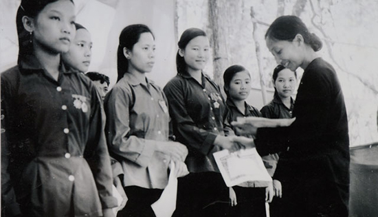Đồng chí Bùi Thị Mè, Thứ trưởng Bộ Y tế - Xã hội và Thương binh trong chính phủ cách mạng lâm thời Cộng hòa miền Nam Việt Nam trao tặng bằng khen cho các nữ TNXP có thành tích xuất sắc trong phục vụ chiến đấu.