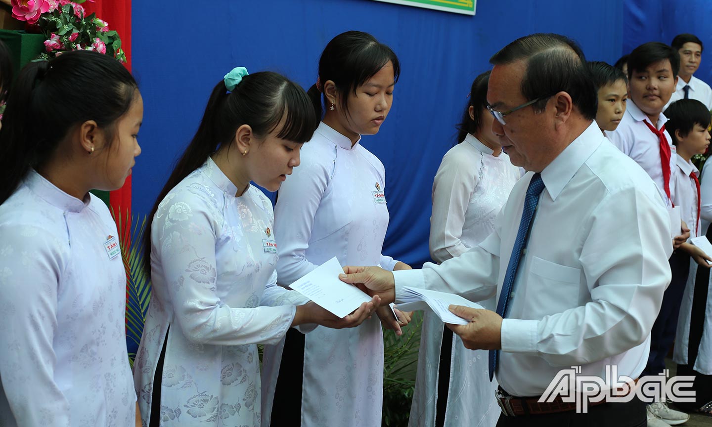  Đồng chí Phạm Anh Tuấn trao học bổng cho các em học sinh. 